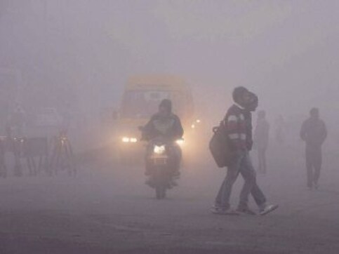 Shallow fog engulfs Delhi: 54 trains delayed, 12 rescheduled; poor visibility hits air traffic Shallow fog engulfs Delhi: 54 trains delayed, 12 rescheduled; poor visibility hits air traffic