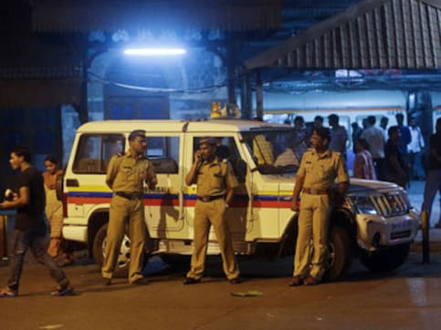 Tension in Mumbai as police foil Jignesh Mevani, Umar Khalid event; duo booked for 'inflammatory sppeches' Tension in Mumbai as police foil Jignesh Mevani, Umar Khalid event; duo booked for 'inflammatory sppeches'