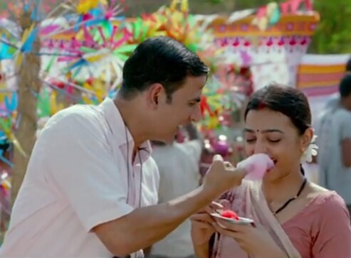 Padman: Akshay Kumar reaches into his bag of tricks in this behind the scenes video Padman: Akshay Kumar reaches into his bag of tricks in this behind the scenes video