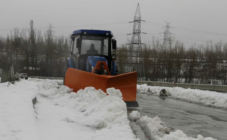 In Jammu, the Mughal road, connecting Poonch and Rajouri with south Kashmir's Shopian district, was also closed after heavy snowfall in Pir Ki Gali. Firstpost/Sameer Mushtaq Snowfall in Jammu and Kashmir comes as respite to residents after several months of dry spell