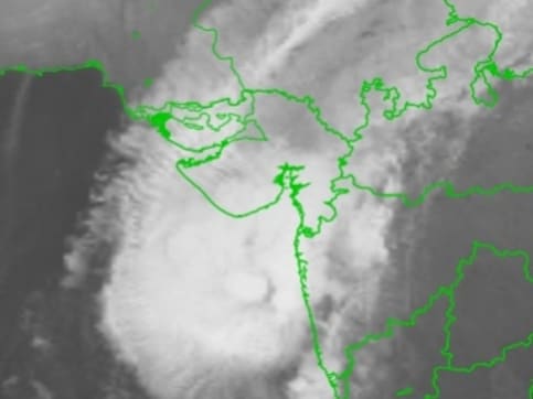 Cyclone Ockhi updates: NDRF deploys 7 teams in Gujarat as storm moves closer to Surat Cyclone Ockhi updates: NDRF deploys 7 teams in Gujarat as storm moves closer to Surat