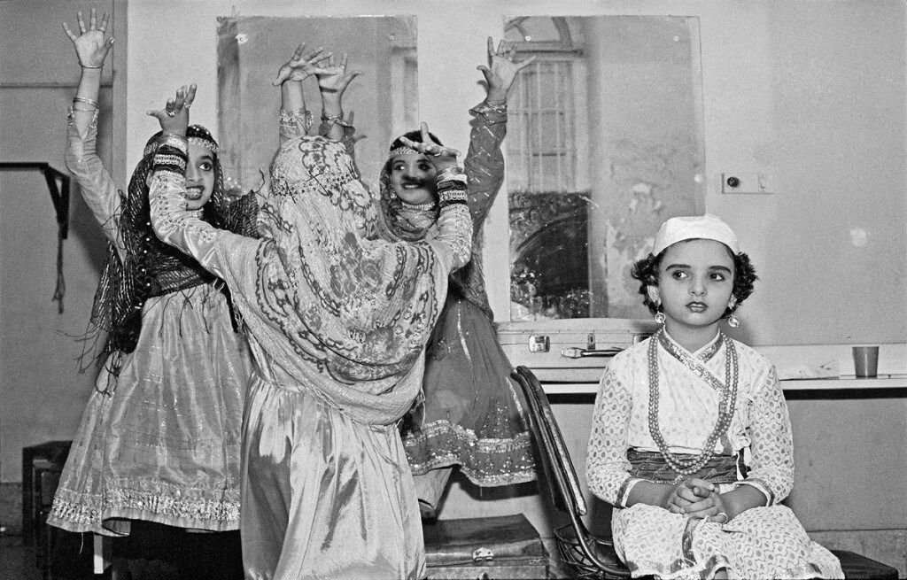 Backstage at Tejpal Auditorium Bombay 1986 ©Sooni Taraporevala. Courtesy Sunaparanta Backstage at Tejpal Auditorium Bombay 1986 ©Sooni Taraporevala. Courtesy Sunaparanta