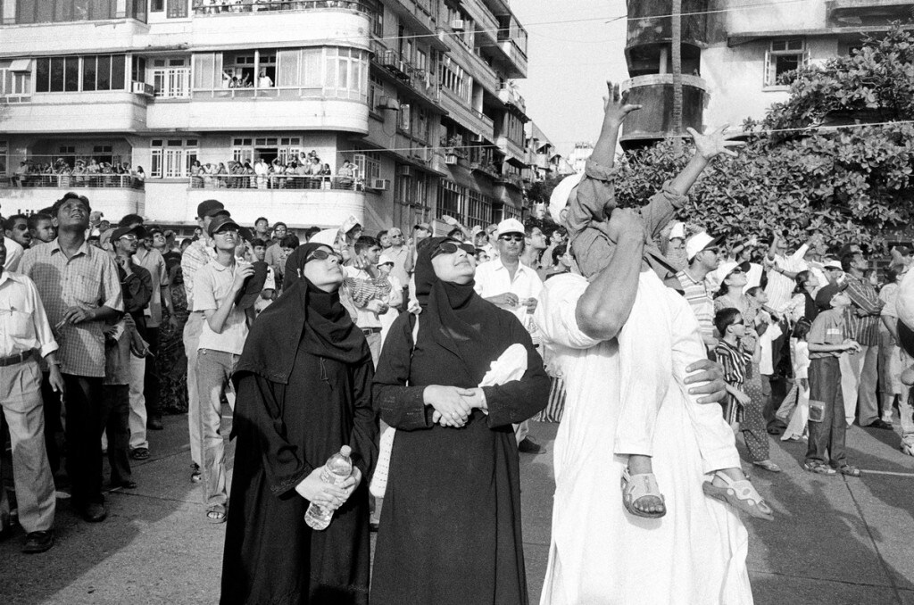 Spectators at airshow, Marine Drive, Mumbai 2005 ©Sooni Taraporevala. Courtesy Sunaparanta Spectators at airshow, Marine Drive, Mumbai 2005 ©Sooni Taraporevala. Courtesy Sunaparanta