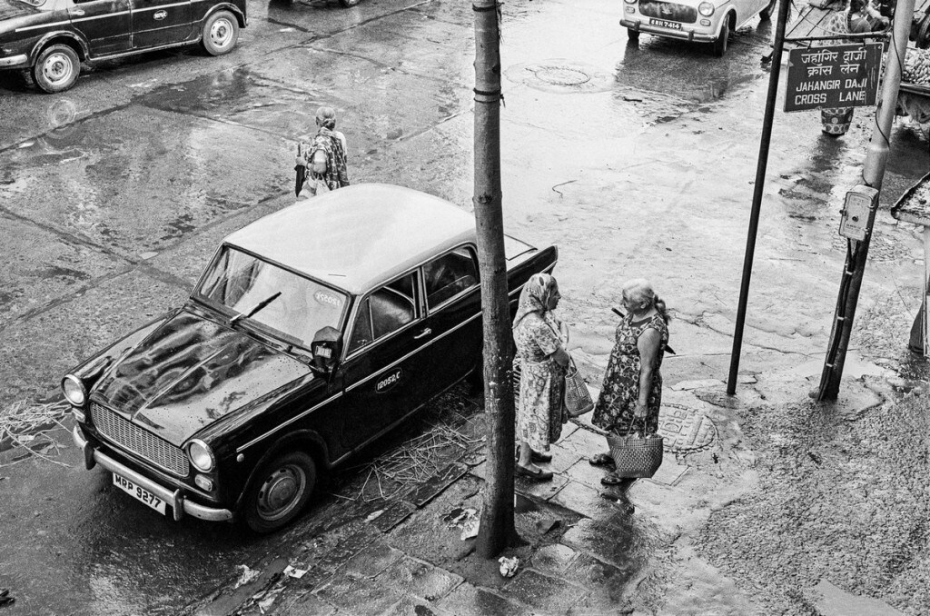 Exchanging News at Jehangir Daji Cross Lane, Bombay 1986 ©Sooni Taraporevala. Courtesy Sunaparanta Exchanging News at Jehangir Daji Cross Lane, Bombay 1986 ©Sooni Taraporevala. Courtesy Sunaparanta