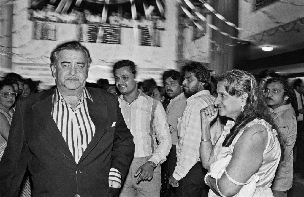 Raj Kapoor and fan, Janbaaz premiere, Metro Cinema, Bombay 1986 ©Sooni Taraporevala. Courtesy Sunaparanta Raj Kapoor and fan, Janbaaz premiere, Metro Cinema, Bombay 1986 ©Sooni Taraporevala. Courtesy Sunaparanta