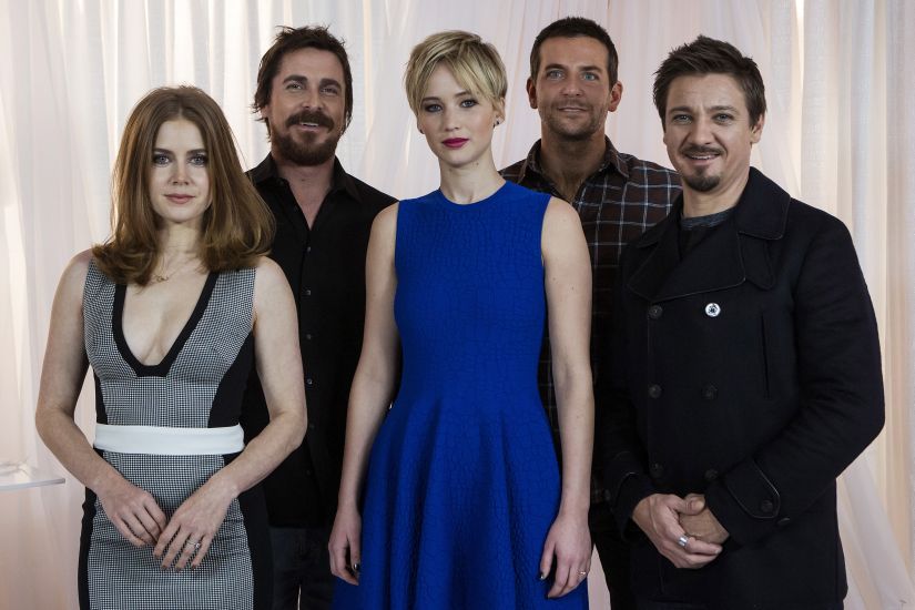 The cast of "American Hustle" (L-R) Amy Adams, Christian Bale, Jennifer Lawrence, Bradley Cooper and Jeremy Renner pose for a portrait in New York December 8, 2013. REUTERS/Eric Thayer (UNITED STATES - Tags: ENTERTAINMENT) - GM1E9C9016P01