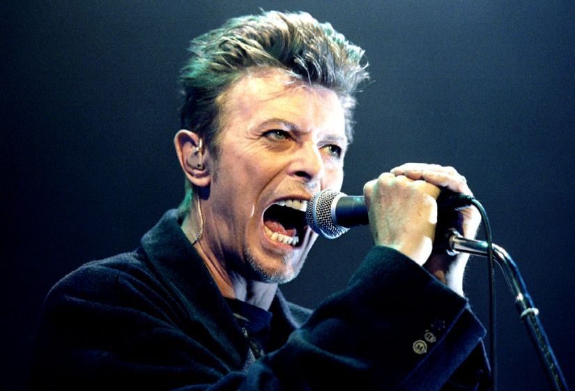 British Pop Star David Bowie screams into the microphone as he performs on stage during his concert in Vienna February 4, 1996. REUTERS/Leonhard Foeger/File Photo - TM3ECAC14PA01