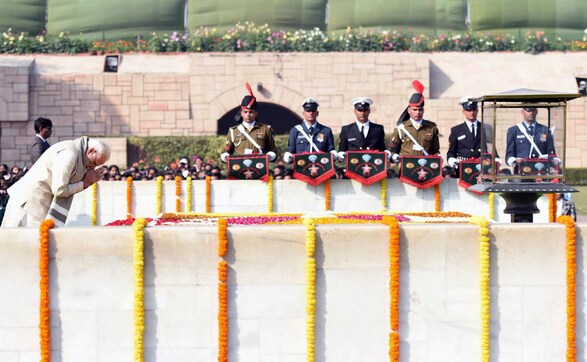 Mahatma Gandhi death anniversary: Narendra Modi, Ram Nath Kovind pay tribute at Rajghat Mahatma Gandhi death anniversary: Narendra Modi, Ram Nath Kovind pay tribute at Rajghat