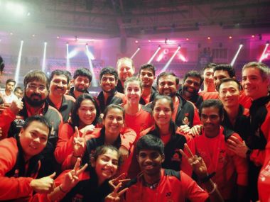 Hyderabad Hunters players celebrate their win over Delhi. Image courtesy: Twitter/@CarolinaMarin