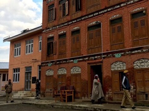 Centre offers special concession, incentives to woo Central government employees to work in Kashmir Valley Centre offers special concession, incentives to woo Central government employees to work in Kashmir Valley