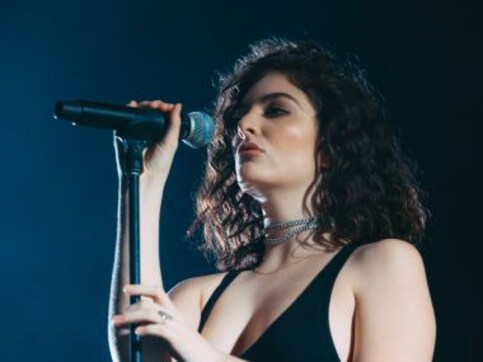 Lorde apologises for posting picture of bathtub captioned with Whitney Houston's lyrics after backlash Lorde apologises for posting picture of bathtub captioned with Whitney Houston's lyrics after backlash