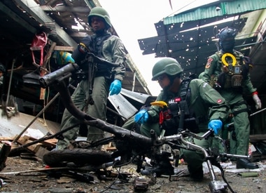 Military personnel inspect the site of a bomb attack at a market in the southern province of Yala, Thailand, January 22, 2018. REUTERS/