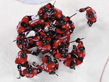Team Canada celebrate their win in the men's quarter-final ice hockey match between Finland and Canada during the Pyeongchang 2018 Winter Olympic Games at the Gangneung Hockey Centre in Gangneung on February 21, 2018. / AFP PHOTO / Kirill KUDRYAVTSEV