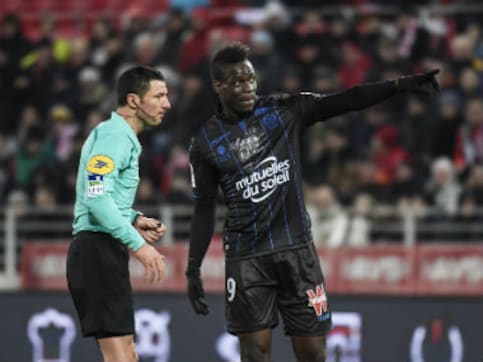 Ligue 1: Referee says he didn't hear Dijon fans racially abusing Nice striker Mario Balotelli Ligue 1: Referee says he didn't hear Dijon fans racially abusing Nice striker Mario Balotelli