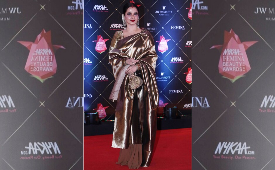 Rekha stuns on the red carpet of the Femina Beauty Awards 2018. Image from News18. Rekha stuns on the red carpet of the Femina Beauty Awards 2018. Image from News18.