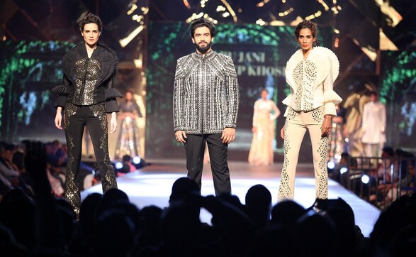 Designer duo Abu Jani-Sandeep Khosla present dramatic collection called Black Gold in aid of cancer patients Designer duo Abu Jani-Sandeep Khosla present dramatic collection called Black Gold in aid of cancer patients