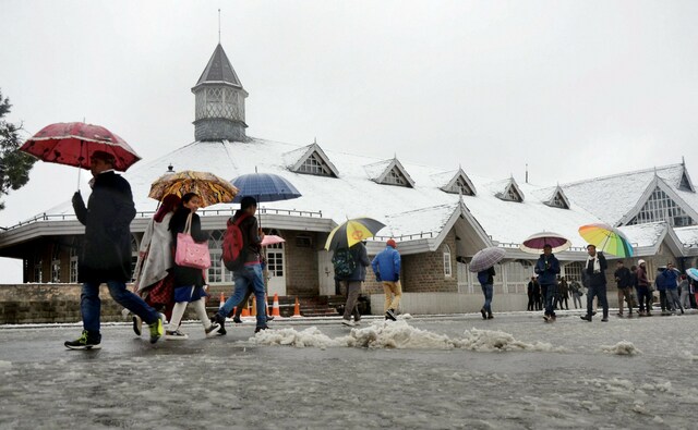 People walked along Mall Road in Shimla on Monday after the town received the last snow of the season. Shimla, which saw intermittent snow almost throughout the day, recorded a minimum temperature of zero degrees Celsius while the maximum stayed at 6.4 degrees Celsius. Manali saw a low of 0.2 degrees Celsius. PTI People walked along Mall Road in Shimla on Monday after the town received the last snow of the season. Shimla, which saw intermittent snow almost throughout the day, recorded a minimum temperature of zero degrees Celsius while the maximum stayed at 6.4 degrees Celsius. Manali saw a low of 0.2 degrees Celsius. PTI