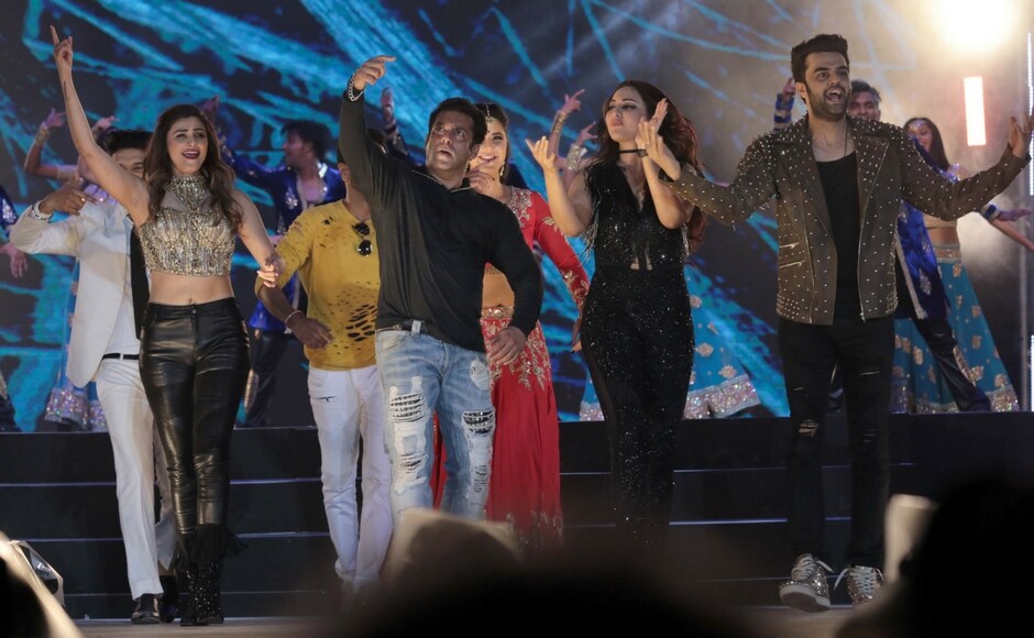 Daisy Shah, Salman Khan, Sonakshi Sinha, Maniesh Paul during the Da-Bangg tour. Firstpost/Sachin Gokhale Daisy Shah, Salman Khan, Sonakshi Sinha, Maniesh Paul during the Da-Bangg tour. Firstpost/Sachin Gokhale