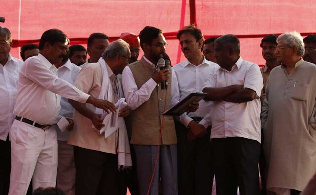 All India Kisan Sabha leader Ajit Nawale addresses the farmers on Monday. Nawale was one of the leaders at the forefront of the agitation Firstpost/Sachin Gokhale All India Kisan Sabha leader Ajit Nawale addresses the farmers on Monday. Nawale was one of the leaders at the forefront of the agitation Firstpost/Sachin Gokhale