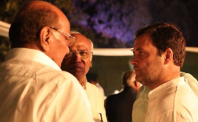Sonia Gandhi, Rahul Gandhi, former prime minister Manmohan Singh, Ghulam Nabi Azad, Mallikarjun Kharge, Ahmed Patel, AK Antony and Randeep Surjewala were among the Congress leaders present. Rahul Gandhi speaks to Opposition leaders at the dinner. Twitter@INCIndia Sonia Gandhi, Rahul Gandhi, former prime minister Manmohan Singh, Ghulam Nabi Azad, Mallikarjun Kharge, Ahmed Patel, AK Antony and Randeep Surjewala were among the Congress leaders present. Rahul Gandhi speaks to Opposition leaders at the dinner. Twitter@INCIndia
