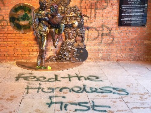 Legendary musician David Bowie's statue vandalised with graffiti 48 hours after its unveiling in Aylesbury Legendary musician David Bowie's statue vandalised with graffiti 48 hours after its unveiling in Aylesbury