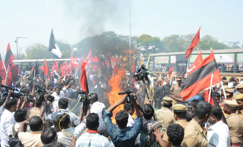 H Raja's effigy burnt by protestors in Chennai's R K Nagar. Mydeen Abdul Kadar/101Reporters