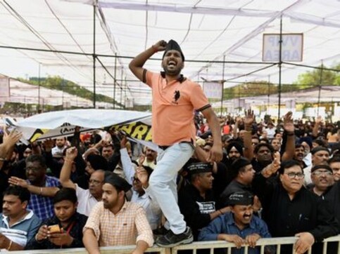 Delhi traders body puts Centre on one week's deadline to solve their woes, demand ordinance giving amnesty to all sealed buildings Delhi traders body puts Centre on one week's deadline to solve their woes, demand ordinance giving amnesty to all sealed buildings