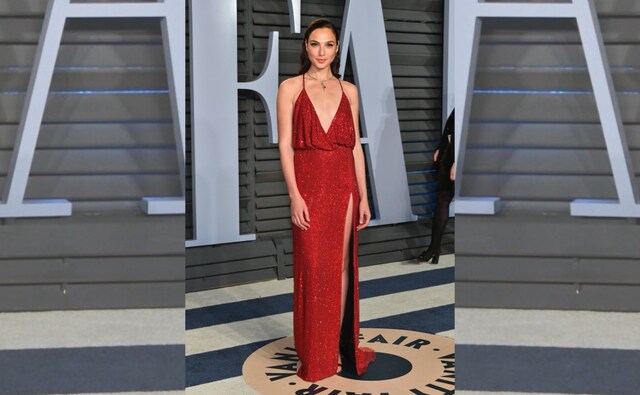Gal Gadot sparkles in red at the party. Image from Twitter/<br />@BatmanNewsCom Gal Gadot sparkles in red at the party. Image from Twitter/<br />@BatmanNewsCom
