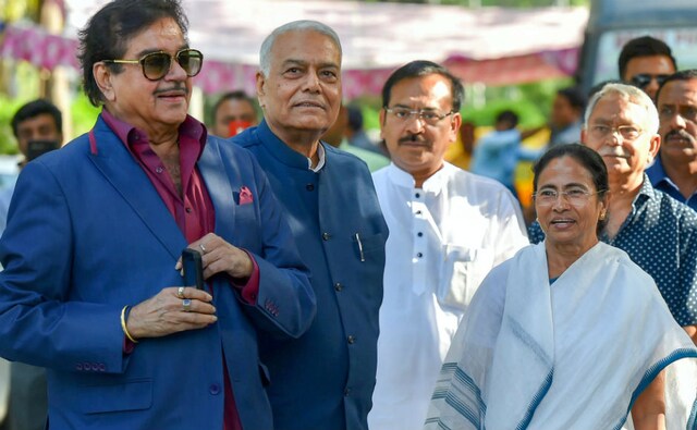After the meeting, Shourie, who has been critical of the Modi government, said the Trinamool Congress chief's theory of putting up a one-on-one fight against the BJP in every state was the right path to take on Modi.<br />PTI After the meeting, Shourie, who has been critical of the Modi government, said the Trinamool Congress chief's theory of putting up a one-on-one fight against the BJP in every state was the right path to take on Modi.<br />PTI