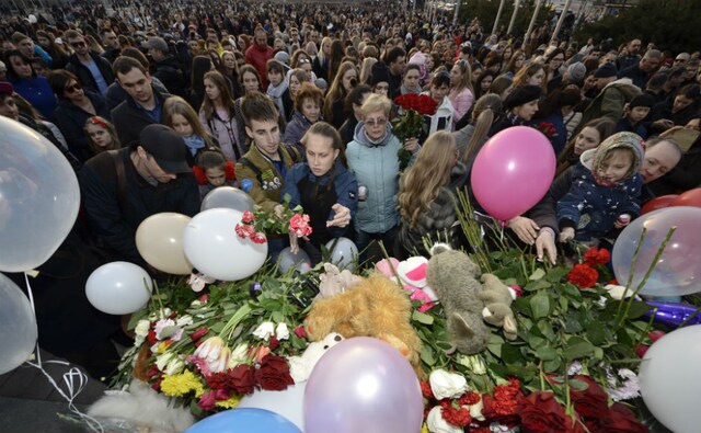 Russia on Wednesday held a national day of mourning and buried the first victims of a fire that ravaged a busy shopping centre in the city of Kemerovo and killed at least 64 people, most of them children. Reuters Russia on Wednesday held a national day of mourning and buried the first victims of a fire that ravaged a busy shopping centre in the city of Kemerovo and killed at least 64 people, most of them children. Reuters