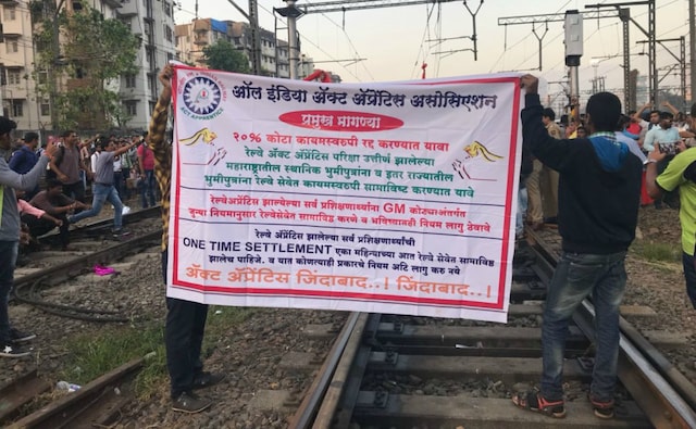 The students blocked the rail track at 7 in the morning, forcing railway to stop the suburban as well as express trains in the affected section between Matunga and CSMT. Image procured by Sanjay Sawant The students blocked the rail track at 7 in the morning, forcing railway to stop the suburban as well as express trains in the affected section between Matunga and CSMT. Image procured by Sanjay Sawant