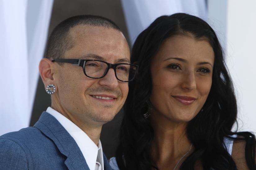 Chester Bennington of Linkin Park and wife Talinda arrive at the 2012 Billboard Music Awards in Las Vegas, Nevada, May 20, 2012. REUTERS/Steve Marcus (UNITED STATES - Tags: ENTERTAINMENT) (BILLBOARD-ARRIVALS) - LM2E85K1RS601