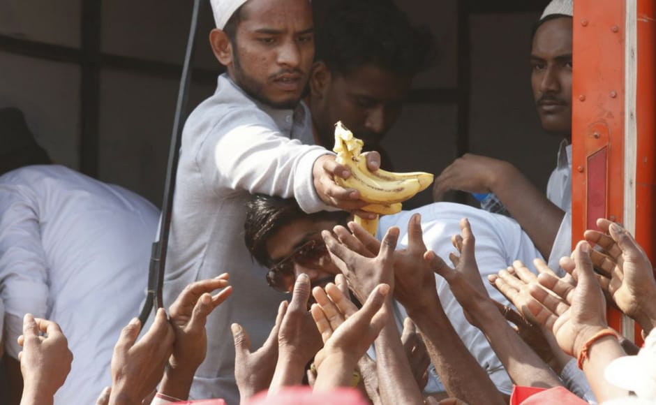 Volunteers distribute food among farmers gathered at Azad Maidan on Monday. The famed 'dabbawalas' of Mumbai and the city residents came out to help the thousands of farmers, who walked for six days to reach Mumbai from Nashik to raise their various demands, by providing them food and water. Firstpost/ Sachin Gokhale Volunteers distribute food among farmers gathered at Azad Maidan on Monday. The famed 'dabbawalas' of Mumbai and the city residents came out to help the thousands of farmers, who walked for six days to reach Mumbai from Nashik to raise their various demands, by providing them food and water. Firstpost/ Sachin Gokhale