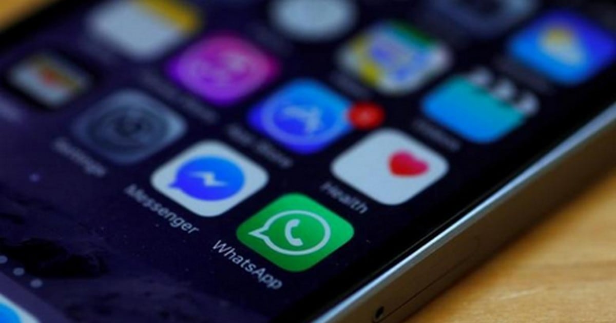 WhatsApp and Facebook messenger icons are seen on an iPhone in Manchester , Britain March 27, 2017. REUTERS/Phil Noble