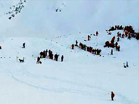 Three killed in avalanche in Jammu and Kashmir's Pahalgam; incident took place during snow-clearing drive on Pahalgam-Aru road Three killed in avalanche in Jammu and Kashmir's Pahalgam; incident took place during snow-clearing drive on Pahalgam-Aru road