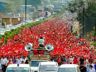 Farmers of All Indian Kisan Sabha (AIKS) march from Nashik to Mumbai to gherao Vidhan Bhawan on 12 March. PTI