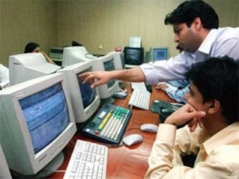Sensex drops over 100 points on weak global cues, foreign fund outflows; Bharti Airtel, HUL stocks down Sensex drops over 100 points on weak global cues, foreign fund outflows; Bharti Airtel, HUL stocks down