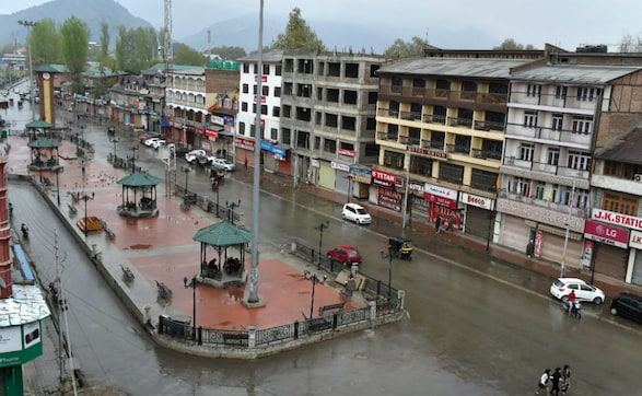 Jammu and Kashmir: Restrictions continue in Srinagar, parts of Valley after extension of separatist-called shutdown Jammu and Kashmir: Restrictions continue in Srinagar, parts of Valley after extension of separatist-called shutdown