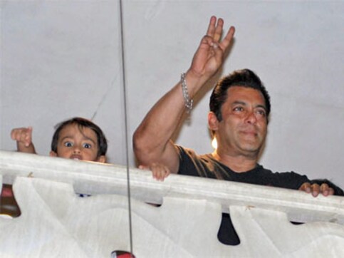 Salman Khan returns to Mumbai after getting bail in blackbuck poaching case; fans overjoyed Salman Khan returns to Mumbai after getting bail in blackbuck poaching case; fans overjoyed