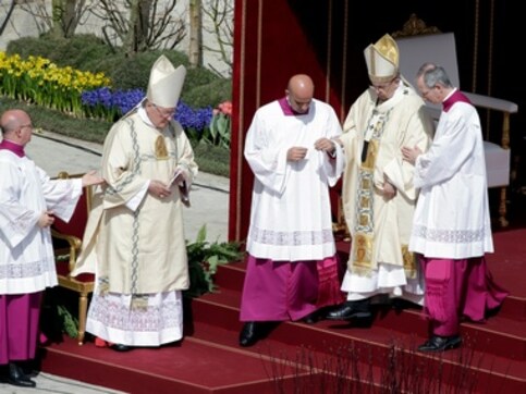 Pope Francis leads Easter Sunday Mass, tens of thousands take part in celebrations Pope Francis leads Easter Sunday Mass, tens of thousands take part in celebrations