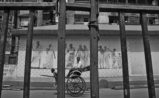 Like the Victoria Memorial, tramcars and Howrah Bridge, the hand-pulled rickshaw is one of Kolkata’s most well recognised symbols. Photo by Satwik Paul. Like the Victoria Memorial, tramcars and Howrah Bridge, the hand-pulled rickshaw is one of Kolkata’s most well recognised symbols. Photo by Satwik Paul.