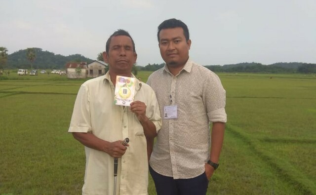 A blind PWD voter receives his First to Vote medal at Booth No. 53 in Ampati, Meghalaya. 101 Reporters A blind PWD voter receives his First to Vote medal at Booth No. 53 in Ampati, Meghalaya. 101 Reporters