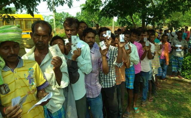 Huge turnout at polling booth number 234 in the Petarwar Block of Jharkhand's Gomia constituency. 101 Reporters Huge turnout at polling booth number 234 in the Petarwar Block of Jharkhand's Gomia constituency. 101 Reporters