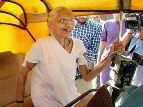 Whose hand is it anyway? Photo of Narendra Modi's mother in autorickhaw goes viral, Twitter plays detective