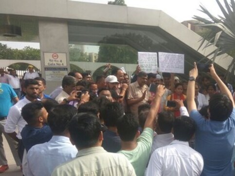 AAP dharna at Delhi L-G’s office: Growing support for Arvind Kejriwal drowns out BJP’s criticism of his protest AAP dharna at Delhi L-G’s office: Growing support for Arvind Kejriwal drowns out BJP’s criticism of his protest