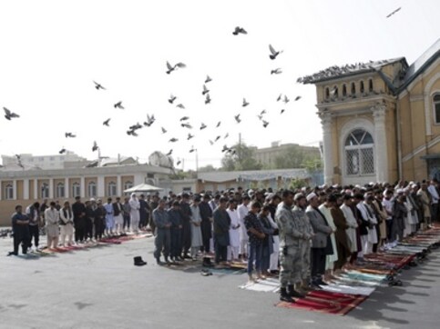 Taliban, Afghanistan forces hug, take selfies as Eid ceasefire holds for the second day Taliban, Afghanistan forces hug, take selfies as Eid ceasefire holds for the second day
