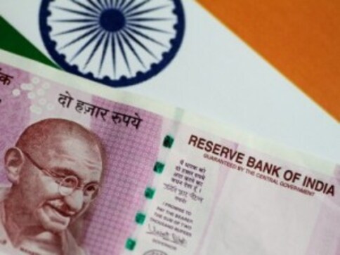 Rupee dives 29 paise to close at 70.35 against US dollar even as crude oil prices ease Rupee dives 29 paise to close at 70.35 against US dollar even as crude oil prices ease