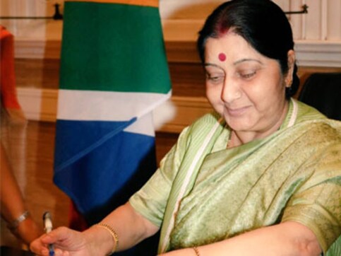 In South Africa, Sushma Swaraj hails Mahatma Gandhi, Nelson Mandela for giving hope to people facing discrimination In South Africa, Sushma Swaraj hails Mahatma Gandhi, Nelson Mandela for giving hope to people facing discrimination