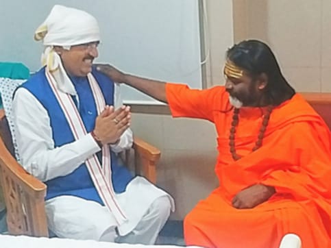 Witness in Daati Maharaj rape case lodges complaint after receiving threats from associates of self-styled godman Witness in Daati Maharaj rape case lodges complaint after receiving threats from associates of self-styled godman