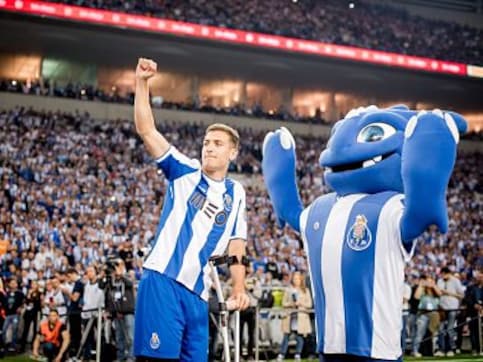 Premier League: Manchester United sign Porto's 19-year-old full-back Diogo Dalot Premier League: Manchester United sign Porto's 19-year-old full-back Diogo Dalot